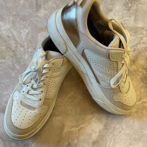 Le Tigre 1977 platform sneaker, white white suede and metallic rose gold trim